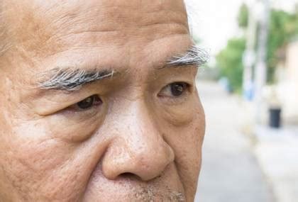 老人眉毛變長|眉毛愈長愈長壽？醫揭真相 50歲後眉毛變長小心「4健。